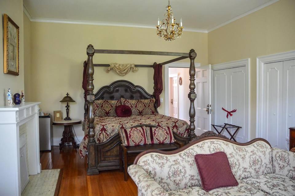 Superior King Room interior